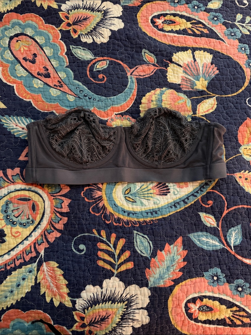 Lively Lace-Panel Strapless Bandeau Bra - Black
